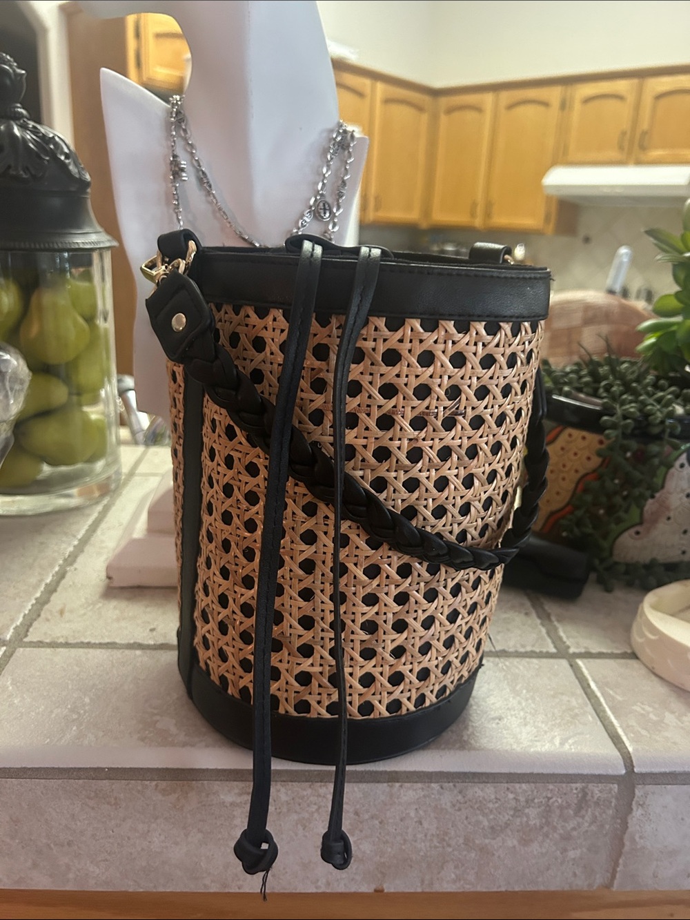 Tommy Bahama Tan Woven Bucket Crossbody with Black Trim With Crossbody StrapVGUC